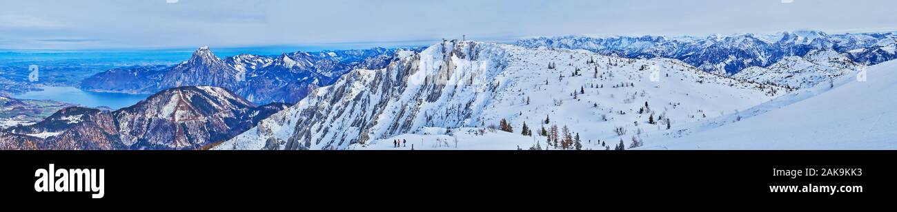 Spektakuläre Panorama der Alpen Salzkammergut, bedeckt mit reinen, weißen Schnee und helle blaue Oberfläche der Traunsee auf dem Hintergrund, Ebensee, Österreich Stockfoto