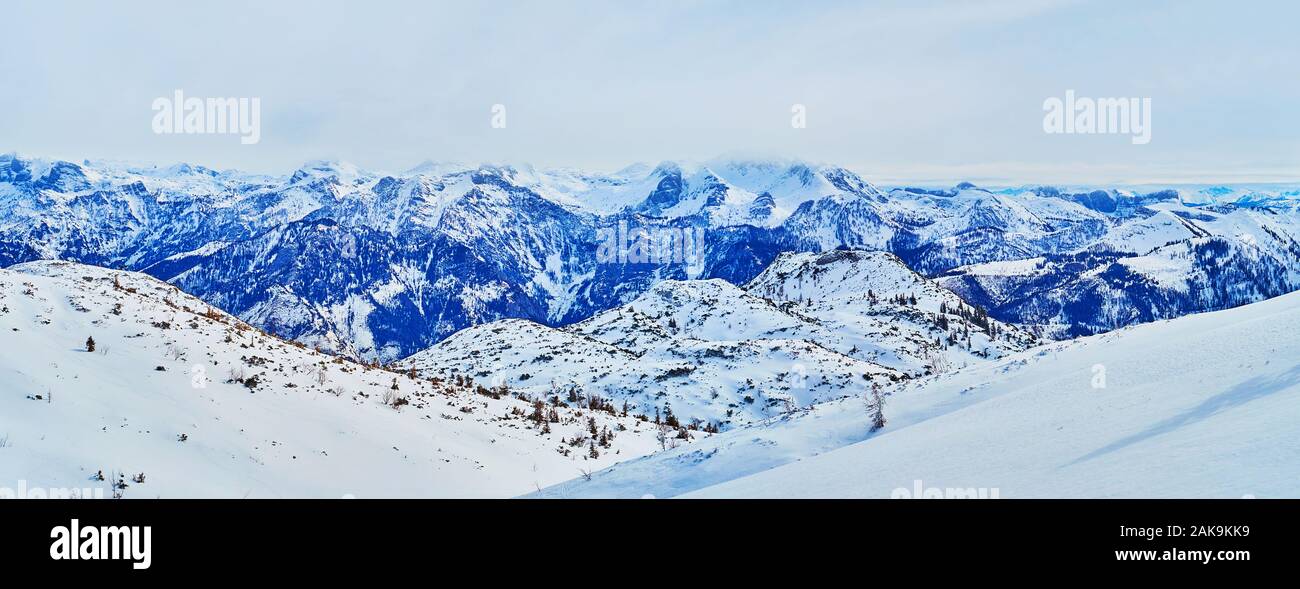 Das Licht winter Haze deckt den felsigen Gipfeln der Alpen, Salzkammergut Feuerkogel Hochplateau, Ebensee, Österreich Stockfoto