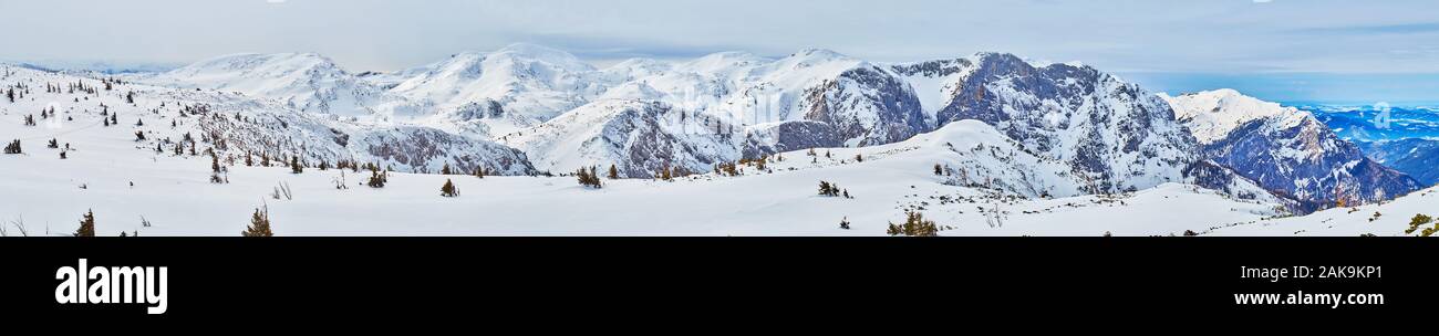 Die verschneite Panorama auf Dachstein Alpen vom Feuerkogel Hochplateau, Ebensee, Salzkammergut, Österreich Stockfoto
