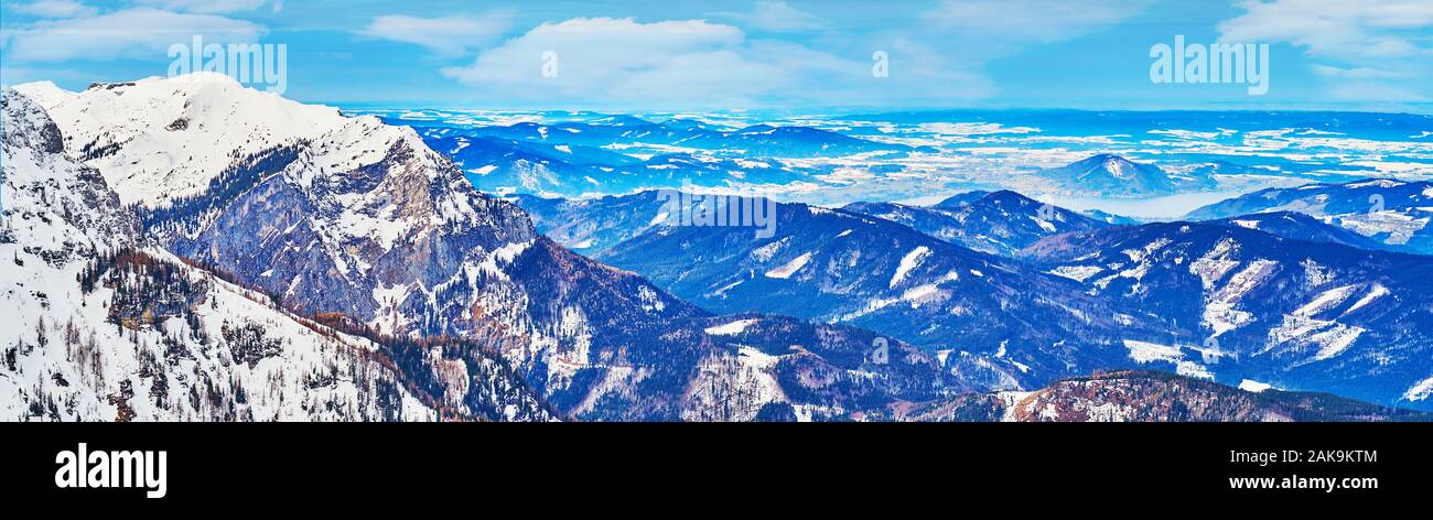 Alberfeldkogel Berg öffnet sich der Blick auf Dachstein Alpen, felsigen Hügeln und Attersee, Ebensee, Salzkammergut, Österreich Stockfoto