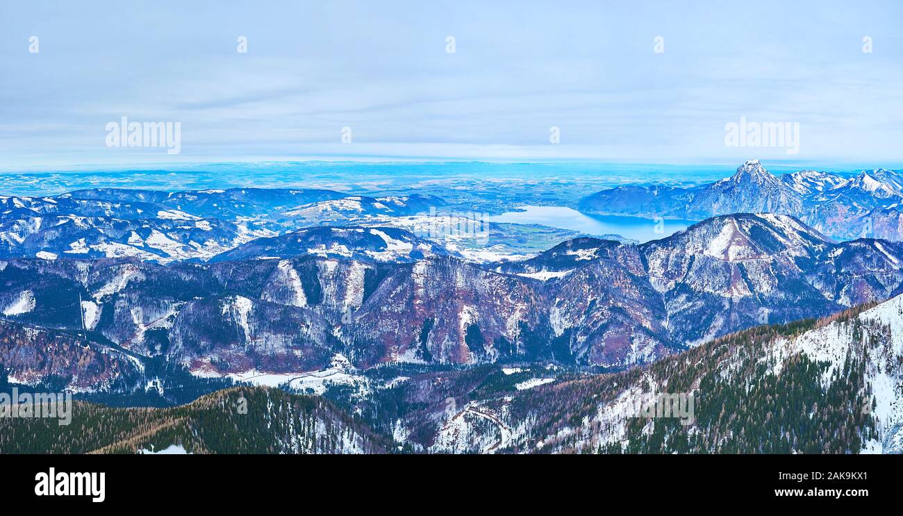 Beachten Sie atemberaubende Panorama des Dachsteins Alpen und Traunsee von oben Alberfeldkogel Mount, Salzkammergut, Österreich Stockfoto