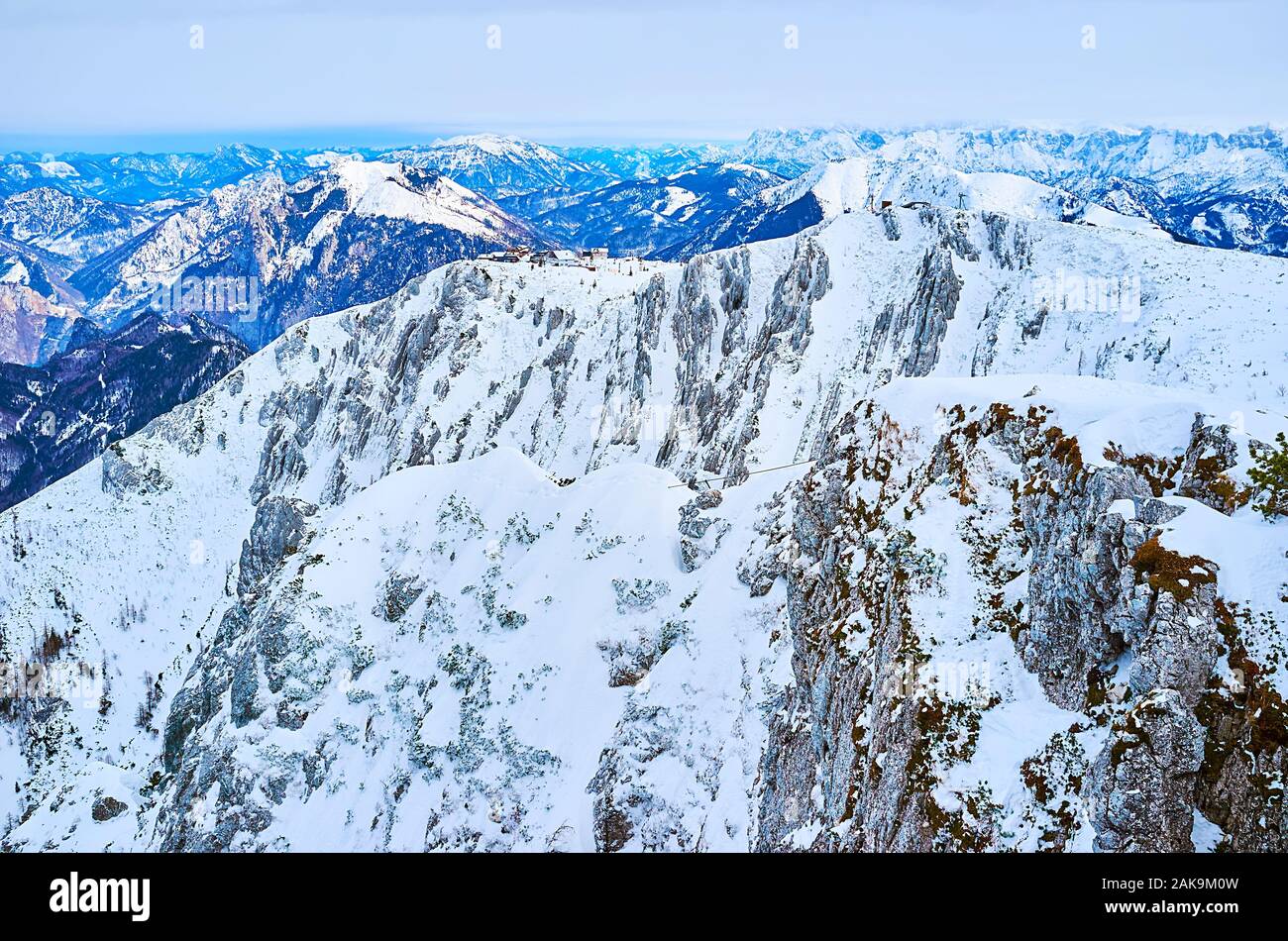 Die steile, felsige Hänge und scharfe Spitze der Feuerkogel Berg, im Dachsteinmassiv der Nördlichen Kalkalpen, Salzkammergut, Österreich Stockfoto