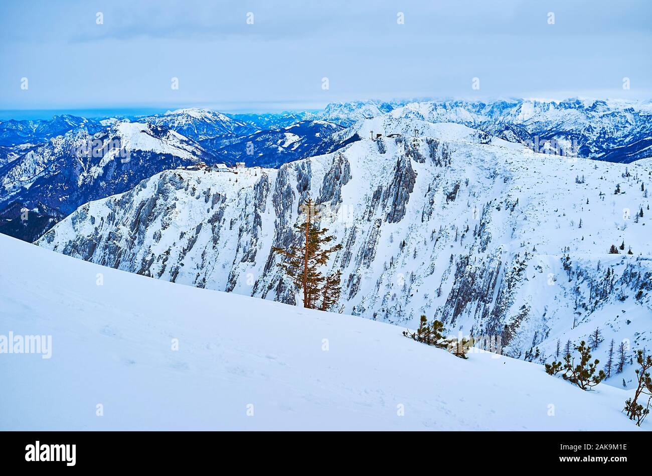 Spektakuläre Landschaft von Dachstein Alpen mit weiss verschneiten Hang des Alberfeldkogel und felsigen Gipfel der Feuerkogel Mountain auf den Hintergrund, Salzkamm Stockfoto