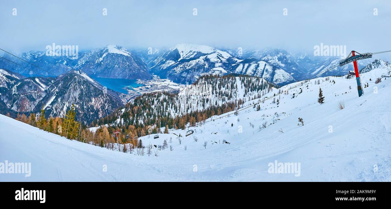 Beachten Sie die misty Panoramablick auf die Landschaft von Snowbound Dachstein Alpen und dem Traunsee von der Oberseite der Feuerkogel Mountain, Ebensee, Salzkammergut, Aus Stockfoto