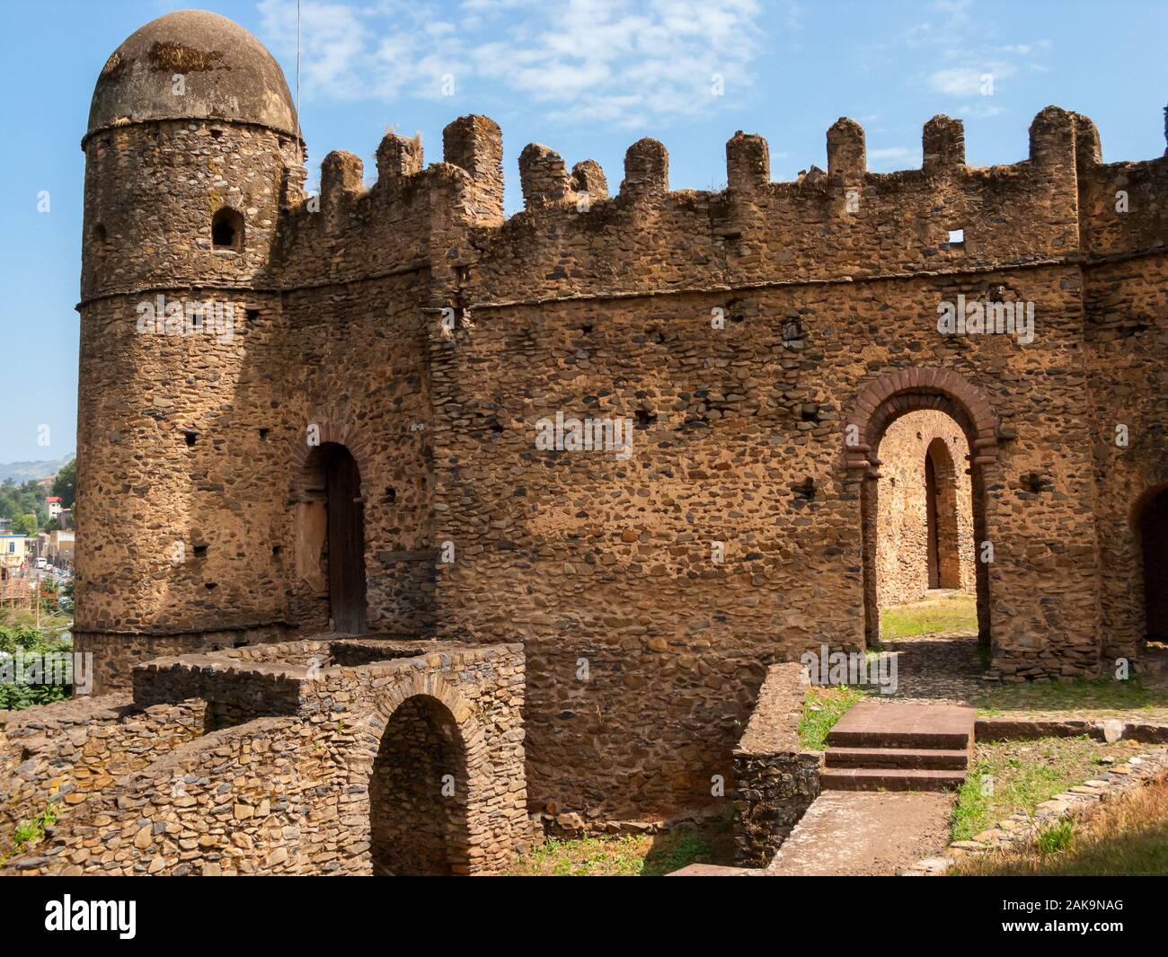 Blick auf das Schloss von Fasilades in der antiken Stadt Gondar, Äthiopien. Gondar war eine alte imperiale Hauptstadt im Norden Äthiopiens. Kaiser Fasilides ausgeschlossen Fro Stockfoto