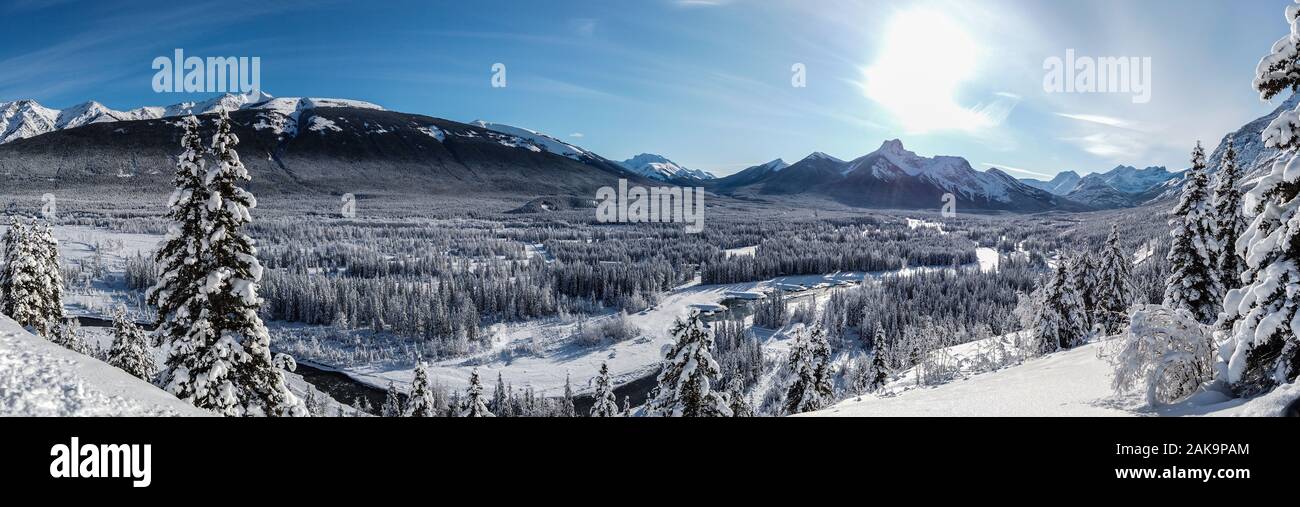 Panoramablick auf das Tal mit Schnee im Winter in Kananaskis, Alberta, Kanada Stockfoto