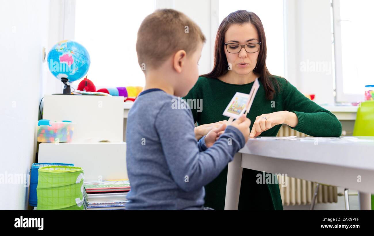 Kinder logopädische Therapie Konzept. Vorschulkind üben die richtige Aussprache mit einem weiblichen Logopädin. Stockfoto