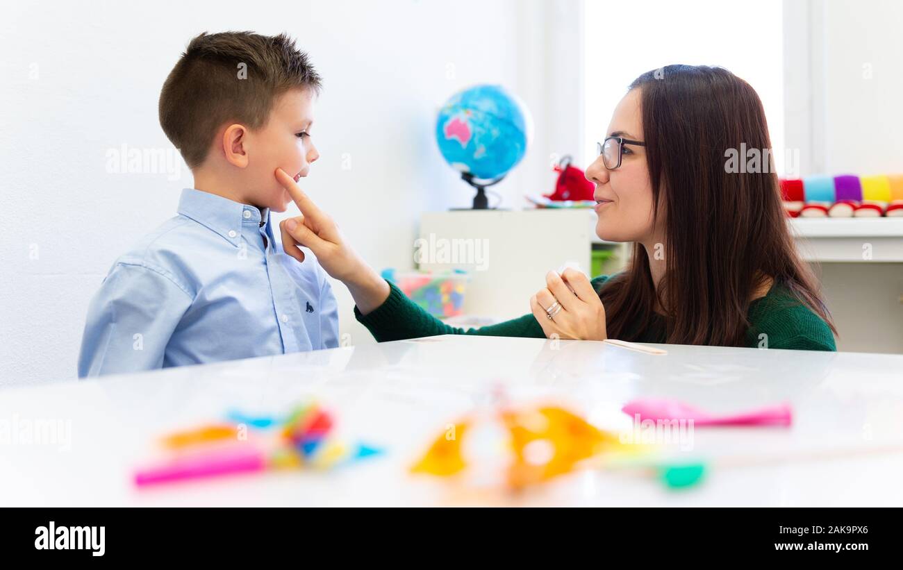 Kinder logopädische Therapie Konzept. Vorschulkind üben die richtige Aussprache mit einem weiblichen Logopädin. Stockfoto