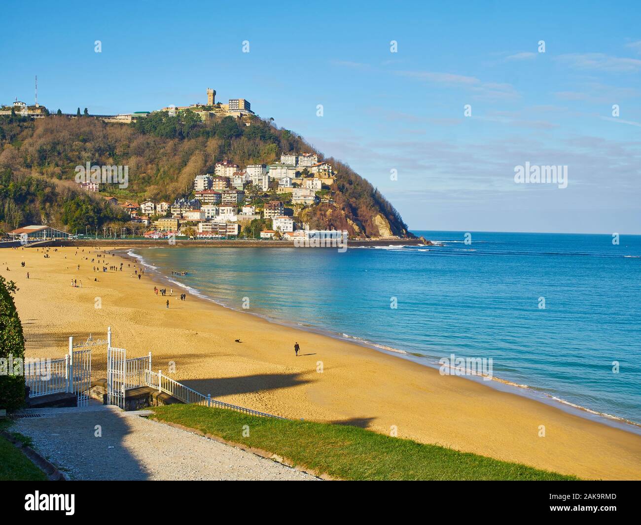 Der Strand Ondarreta mit dem Monte Igueldo im Hintergrund am sonnigen Tag. Blick von den Gärten des Miramar Palace. San Sebastian, Baskenland, Stockfoto