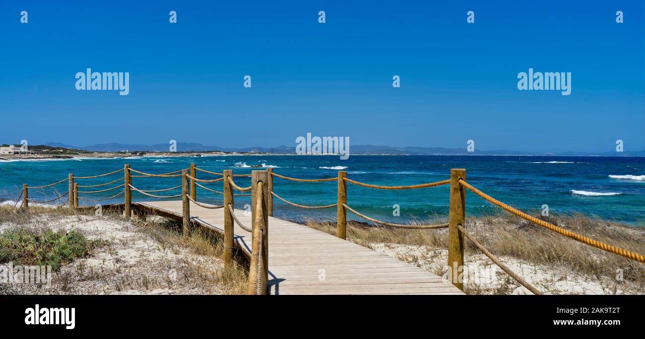 Holzwanderweg entlang des Strandes Platja de Es Pujols, Insel Formentera. Spanien Stockfoto