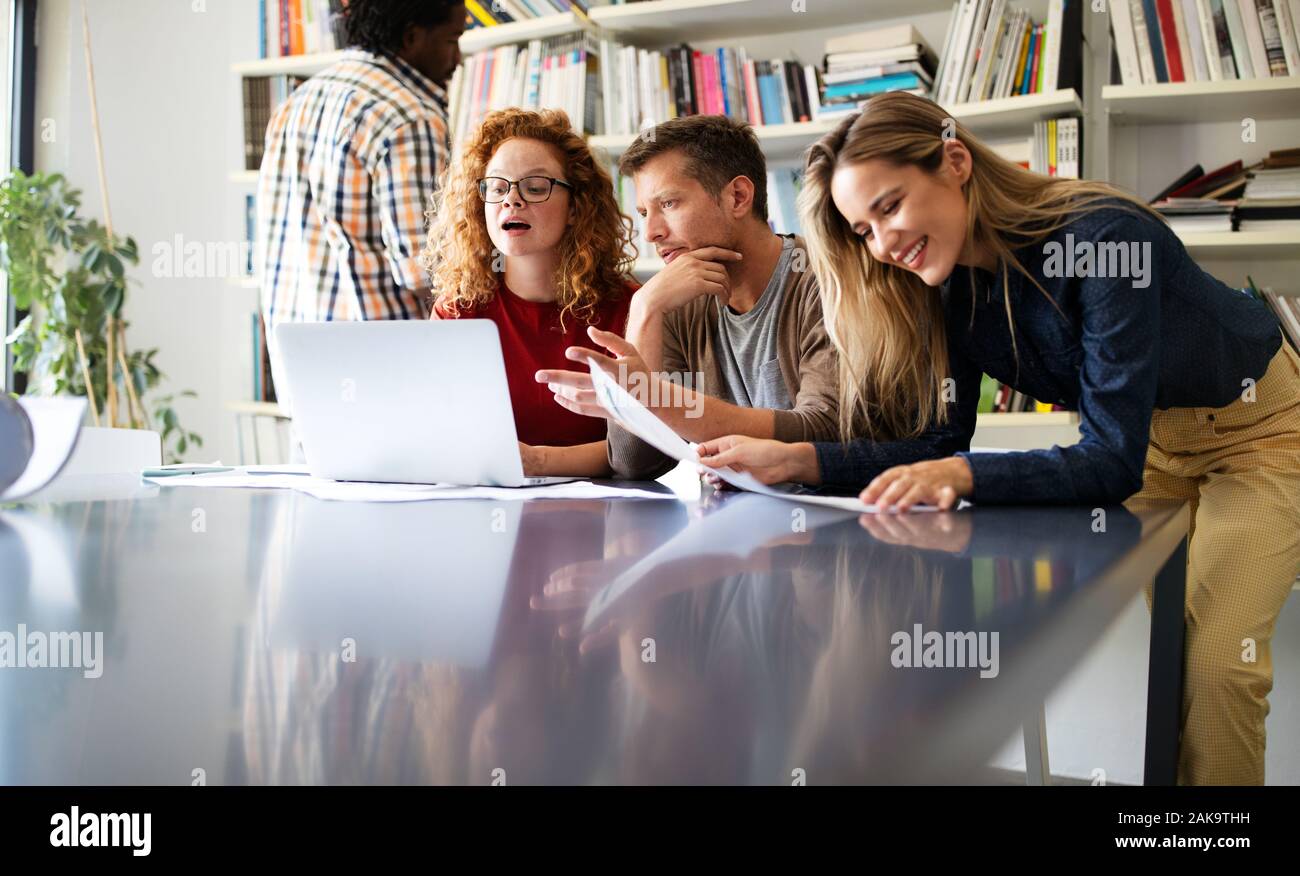 Gruppe von verschiedenen Designern, Geschäftsleute Brainstorming zu Treffen im Büro Stockfoto