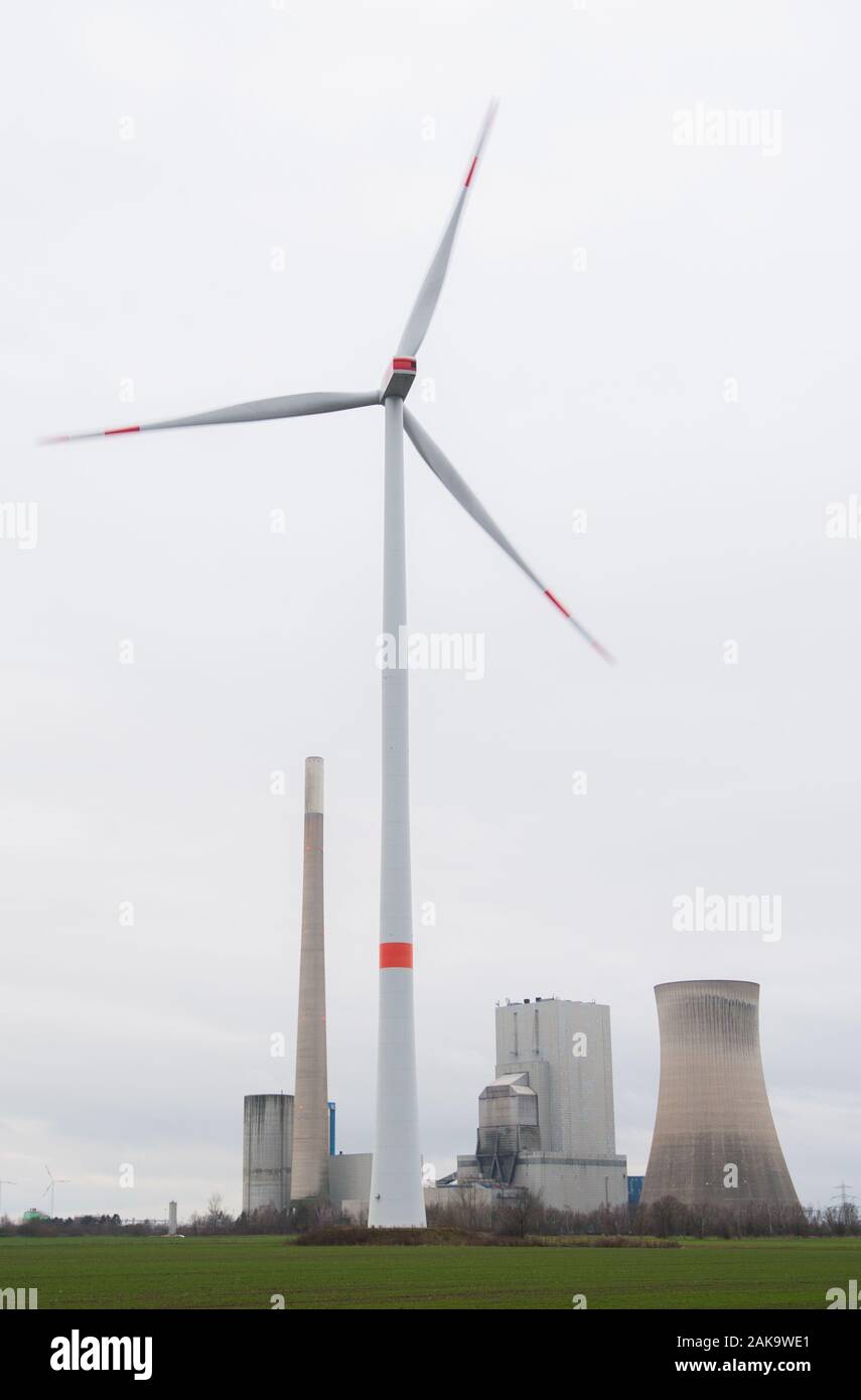 08. Januar 2020, Niedersachsen, Hohenhameln: Windkraftanlagen sind an der Mehrum Coal-fired Power Station im Landkreis Peine. In der Ansicht der Energy Association BDEW, die Verringerung der Treibhausgasemissionen ist der Beweis dafür, dass die Energiewende kann erfolgreich sein, wenn die Politik weiter nach vorn zu drücken. Nach einer Bewertung durch die Agora Energiewende think tank, mehr als 50 Millionen Tonnen weniger Kohlendioxid (CO2) in Deutschland im Jahr 2019 ausgegeben als im Vorjahr. Foto: Julian Stratenschulte/dpa Stockfoto