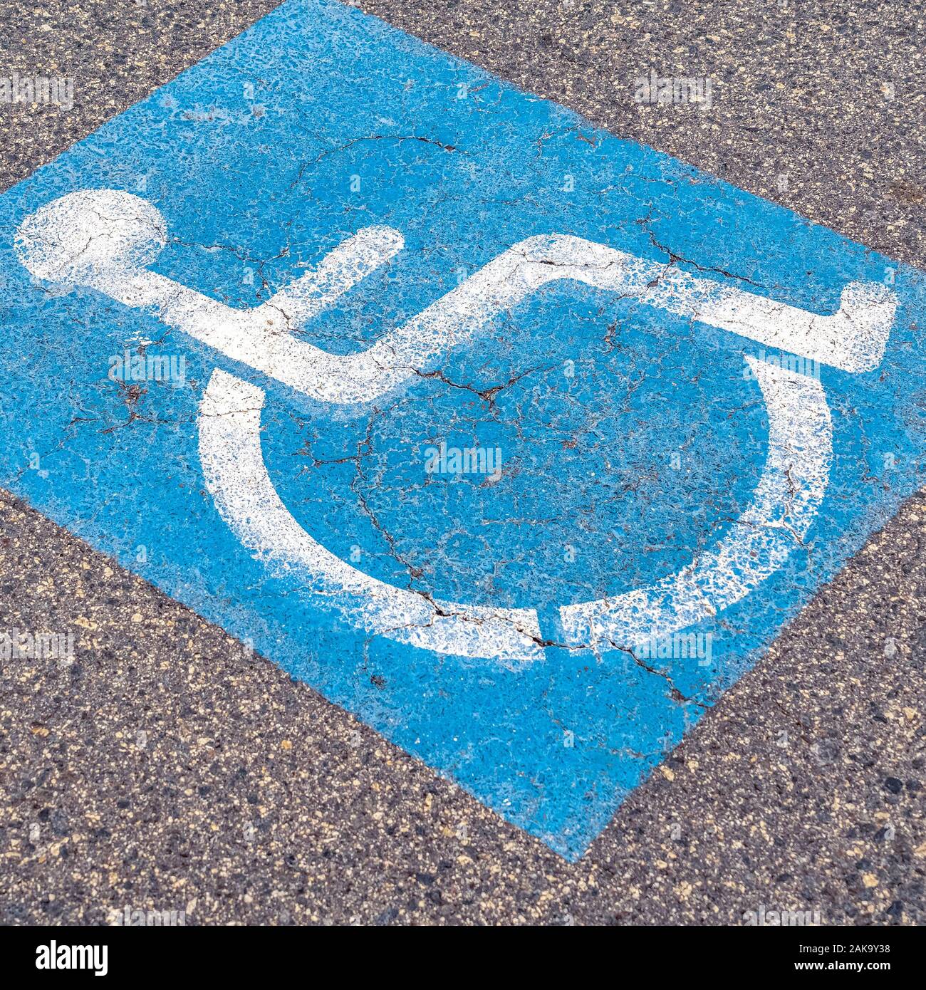 Platz Behinderte Straßenschild an einem bewölkten Tag Stockfoto