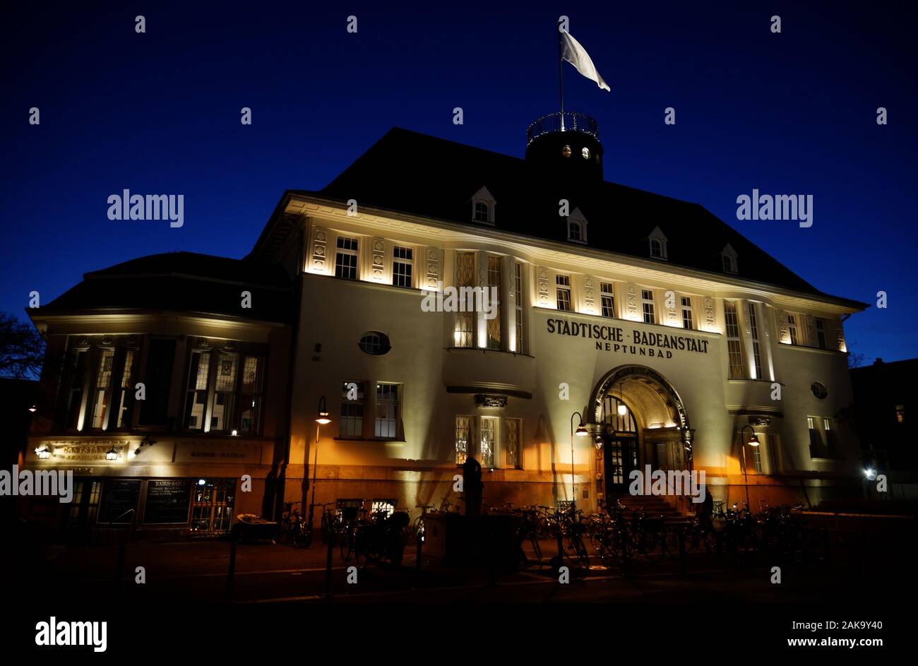 Historisches Gebäude des Kölner Neptunbad Stockfoto