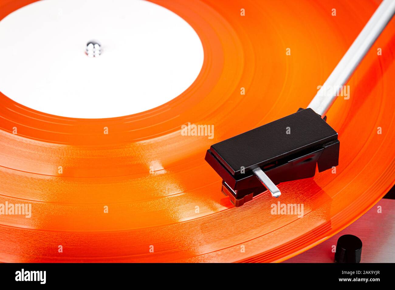 Nahaufnahme von Plattenspieler Nadel auf einer Schallplatte. Plattenspieler, Musik zu spielen. Stift auf rotierende rote Record. Stockfoto