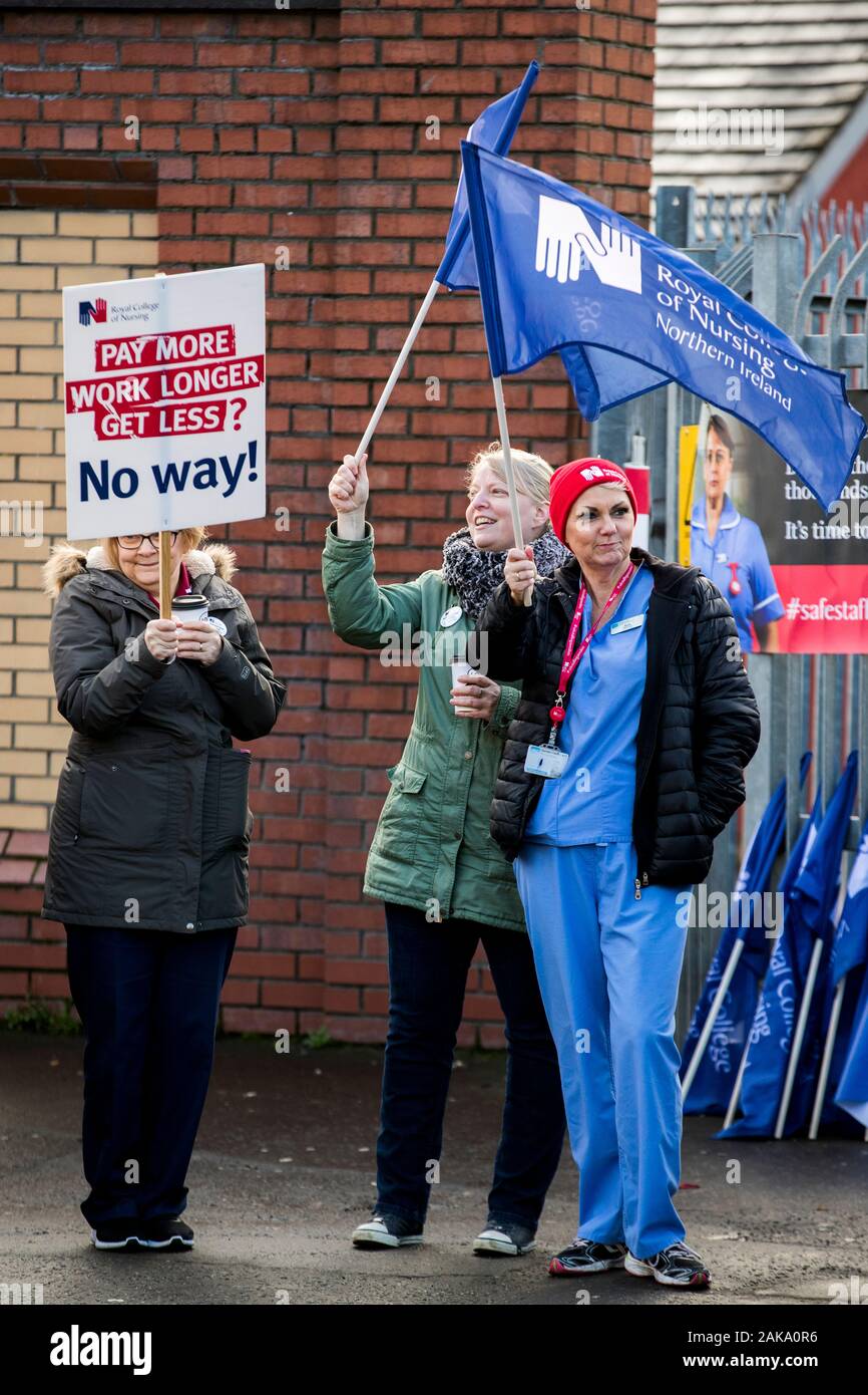 Krankenschwestern und Anhänger auf den Streikposten in Belfast Royal Victoria Hospital, als Tausende von Krankenschwestern über Nordirland, der einen anderen Tag einen Streik in einer Reihe über Pay begonnen haben. Der Protest folgt einer ähnlichen Streik im letzten Monat über Vergütung, die hinter den Kollegen in Großbritannien lag, und Personalmangel. Stockfoto