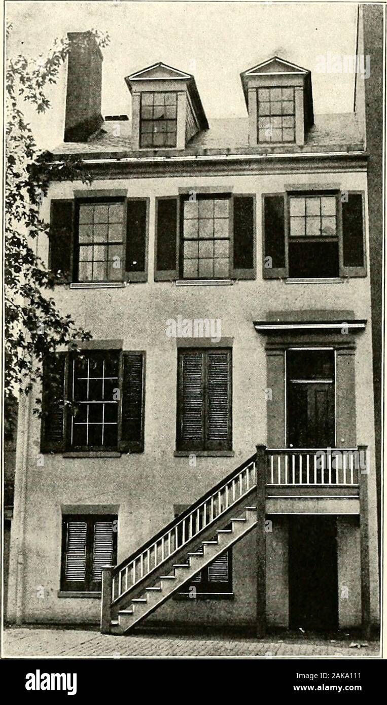 Die Ermordung von Abraham Lincoln: Flucht, Verfolgung, Erfassung und Bestrafung der Verschwörer. eine Spitzhacke über sein sollte -, in einem grauen Mantel, Hemd und schwarzer Hose bekleidet. Als er seinen Hut in das Haus der Sekretär Seward verlassen hatte, machte eine hehad aus der Hülse aus einem Hemd oder das Bein des adrawers, ziehen über seinen Kopf, wie ein Turban. Er saidhe wollten sehen, Frau Surratt, und wenn Sie gefragt werden, was hecame, die Zeit der Nacht, antwortete er, er kam zu diga Gosse, wie Frau Surratt für ihn am Morgen geschickt hatte. Auf die Frage, wo er bestieg, sagte er, er hatte keine board-ing-Hauses, auf daß er ein Poo war Stockfoto