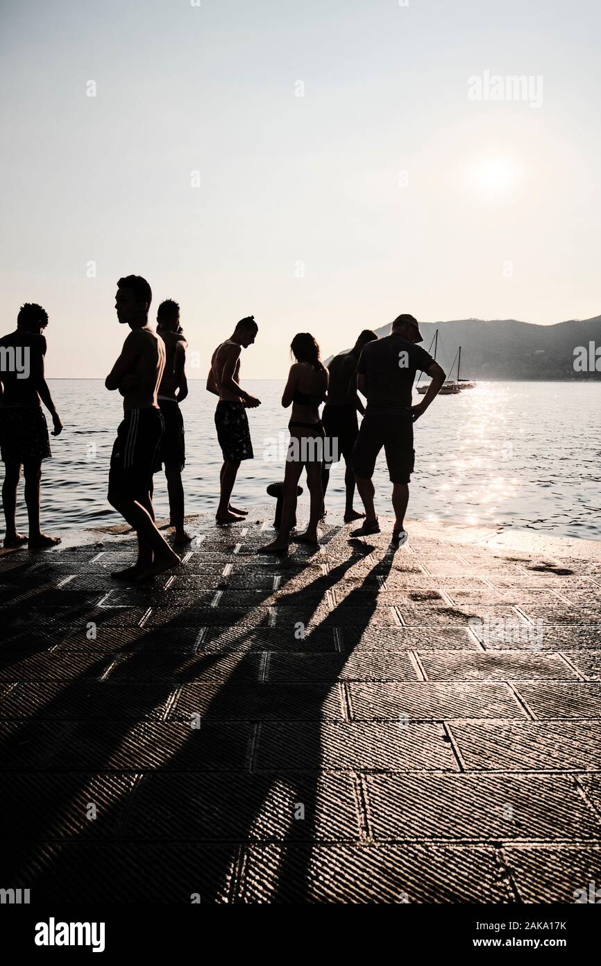 Sommer am Meer Jugendliche im Urlaub - EINE Gruppe von Jugendlichen Genießen Sie ihren Sommerurlaub am Meer an der Küste - Sommer Tage - authentische Sommerzeit Stockfoto