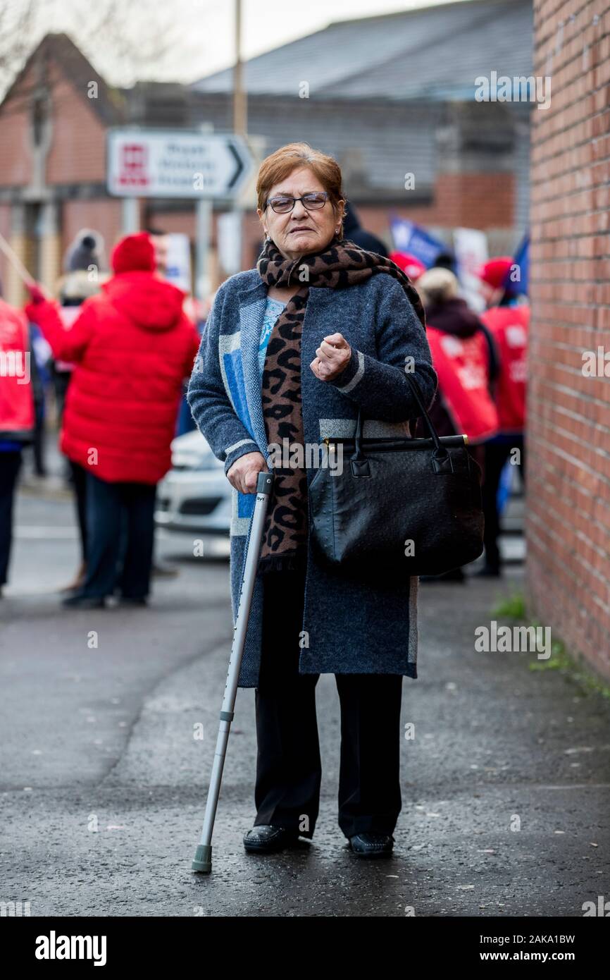 Eilish Muldoon, der aufgehört Express ihre Unterstützung mit den Krankenschwestern und Unterstützer auf der Streikposten in Belfast Royal Victoria Hospital, wie Tausende von Krankenschwestern über Nordirland, der einen anderen Tag einen Streik in einer Reihe über Pay begonnen haben. Der Protest folgt einer ähnlichen Streik im letzten Monat über Vergütung, die hinter den Kollegen in Großbritannien lag, und Personalmangel. Stockfoto