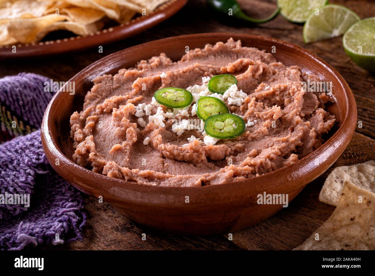 Mexikanischen Stil refried Beans mit queso fresco und jalpeno Pfeffer garnieren. Stockfoto