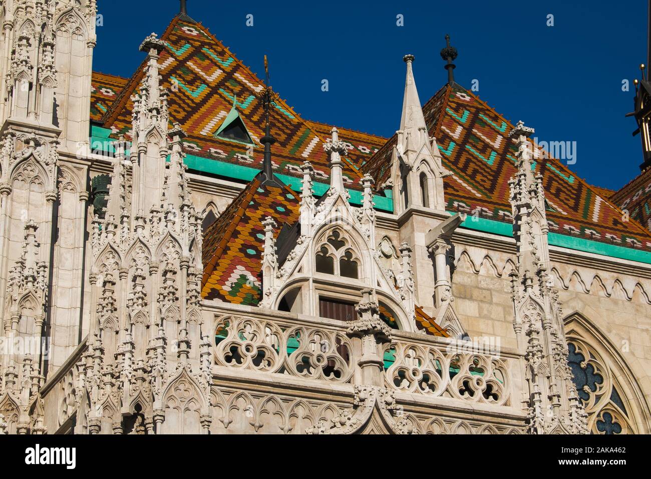 Dachdetails der katholischen Kirche St. Matthias in Budapest, Ungarn Stockfoto