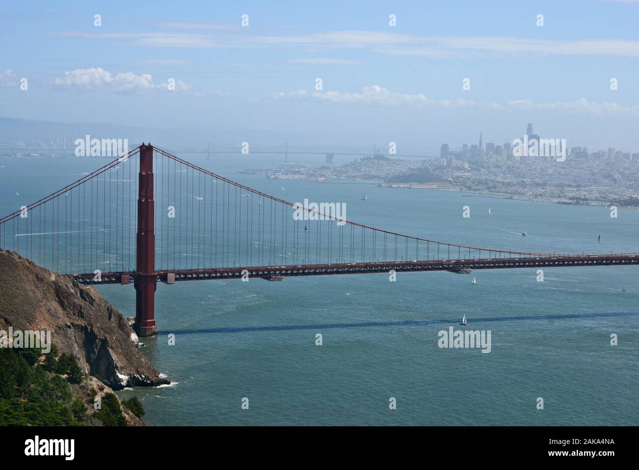Blick auf die Golden Gate Bridge und die Stadt vom Hawk Hill am nördlichen Ende der Brücke, San Francisco, Kalifornien, USA Stockfoto