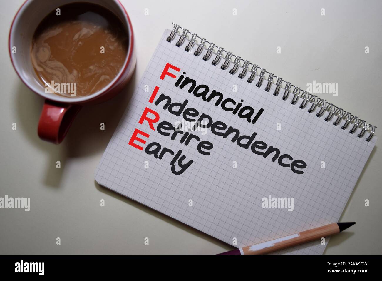 Finanzielle Unabhängigkeit Vorgezogenem auf ein Buch, das auf Büro Schreibtisch isoliert schreiben. Stockfoto Finanzielle Unabhängigkeit Vorgezogenem auf ein Buch, das auf Büro Schreibtisch isoliert schreiben. Stockfoto
