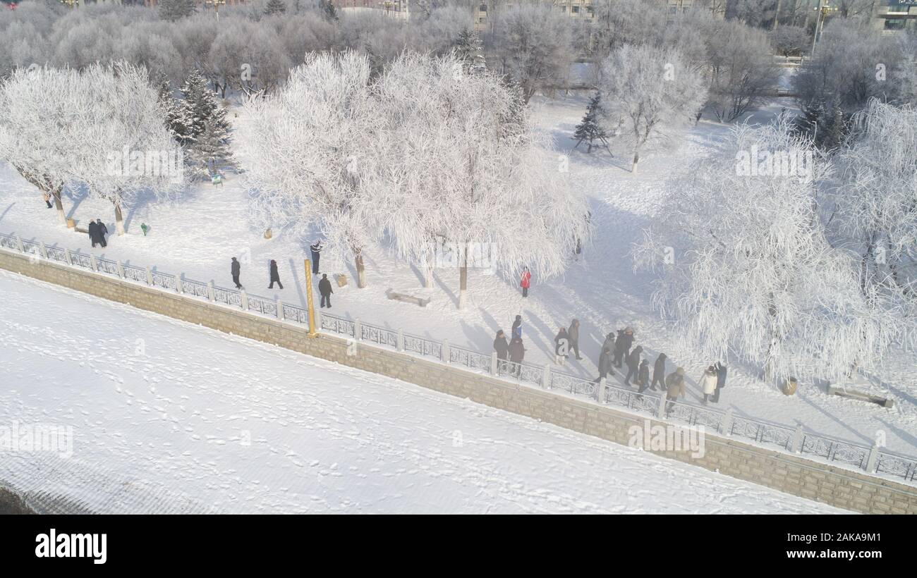 Changchun, Jilin, China. 8 Jan, 2020. Jilin, China - Luftbild am Dez. 27, 2019 zeigt das einzigartige Spektakel von Rime in der Songhua Fluss, der Hauptstadt von Rime, in Jilin, Northeast China's Jilin Provinz Jilin rime als eines der vier Naturwunder Chinas, die einzigartige Landschaft ist durch viele chinesische und ausländische Touristen gelobt worden. Credit: SIPA Asien/ZUMA Draht/Alamy leben Nachrichten Stockfoto