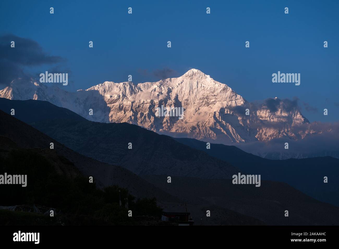 Nilgiri mount von Kagbeni Dorf gesehen, Mustang, Nepal. Stockfoto