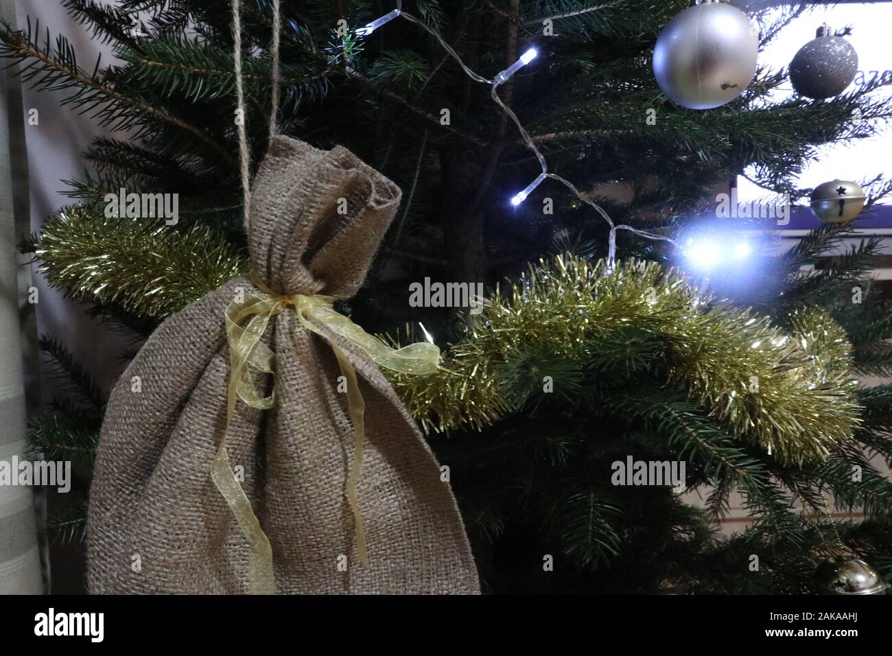 Schöner weihnachtsbaum und weihnachtsdekorationen, Lichter Stockfoto