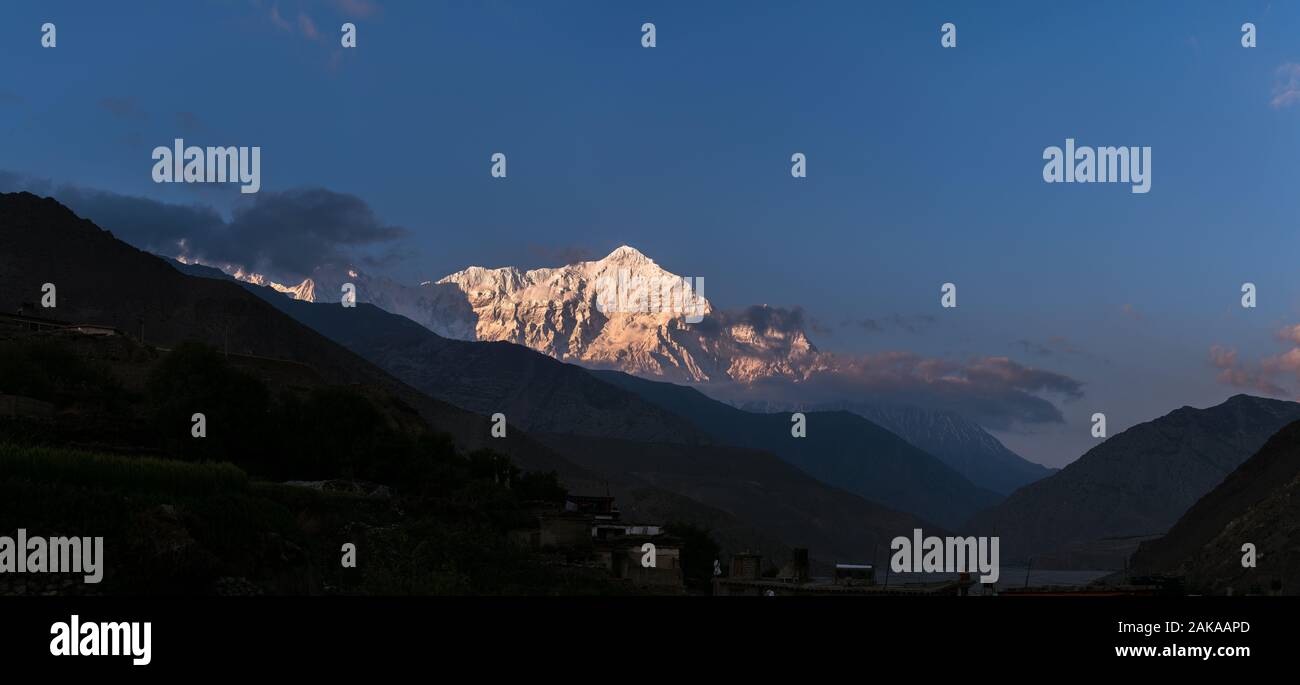 Nilgiri mount von Kagbeni Dorf gesehen, Mustang, Nepal. Stockfoto