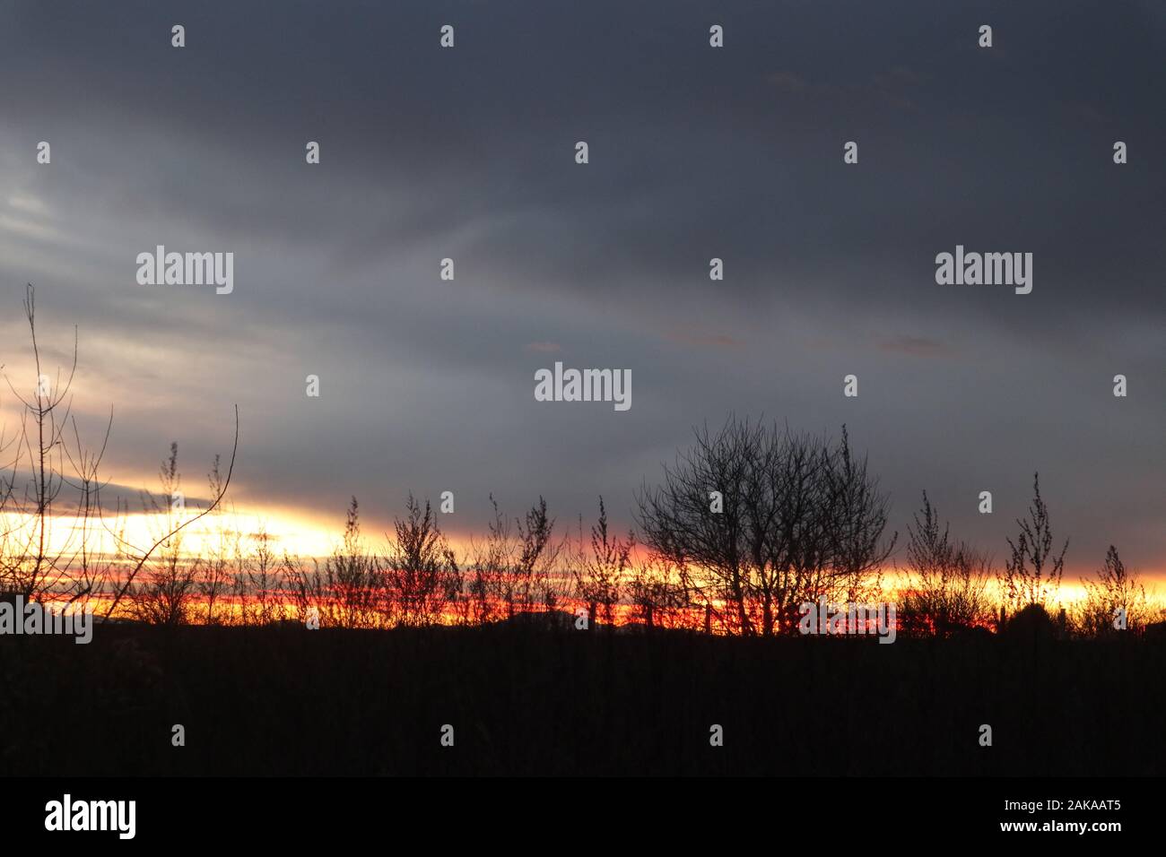 Schöner Sonnenuntergang rot und gelb auf dem Naturspaziergang am Dorfhimmel Stockfoto