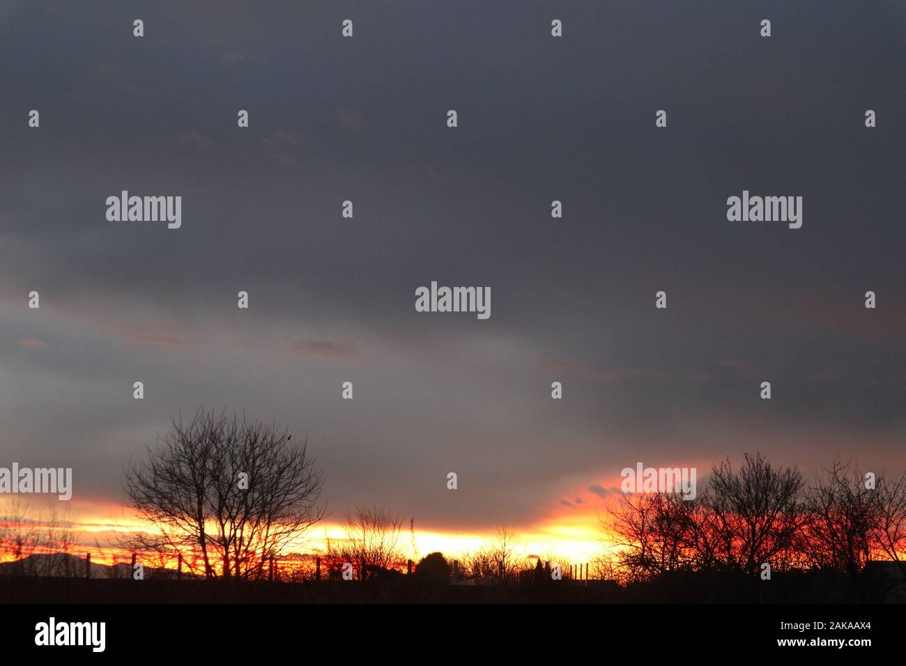 Schöner Sonnenuntergang rot und gelb auf dem Naturspaziergang am Dorfhimmel Stockfoto