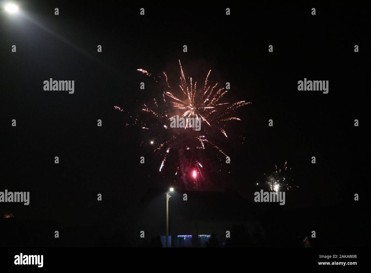 Schuss eines schönen Feuerwerks an einem neuen Jahre-Vorabend Stockfoto