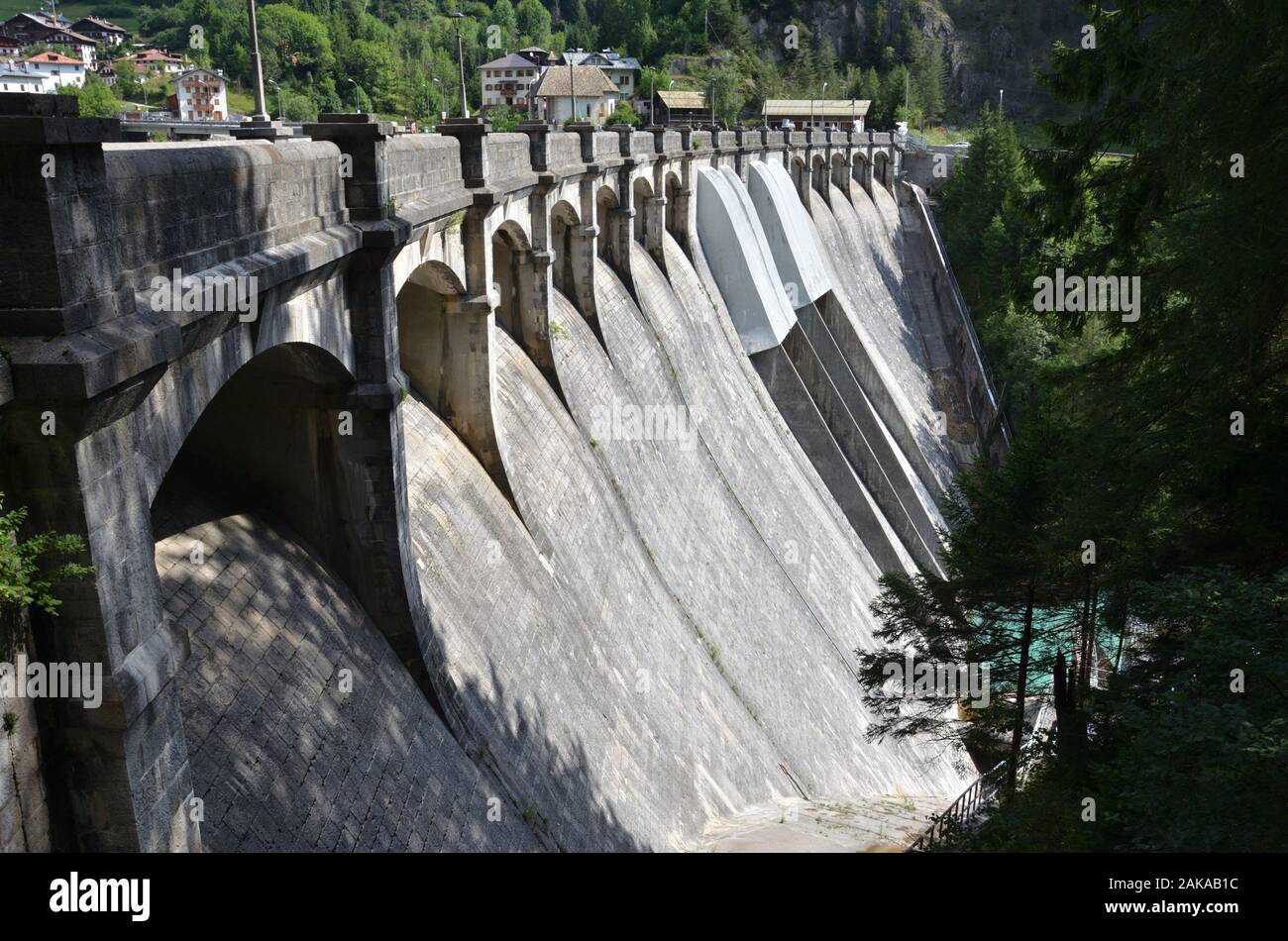 Die alte Staumauer Formen der künstliche See von Auronzo Stockfoto