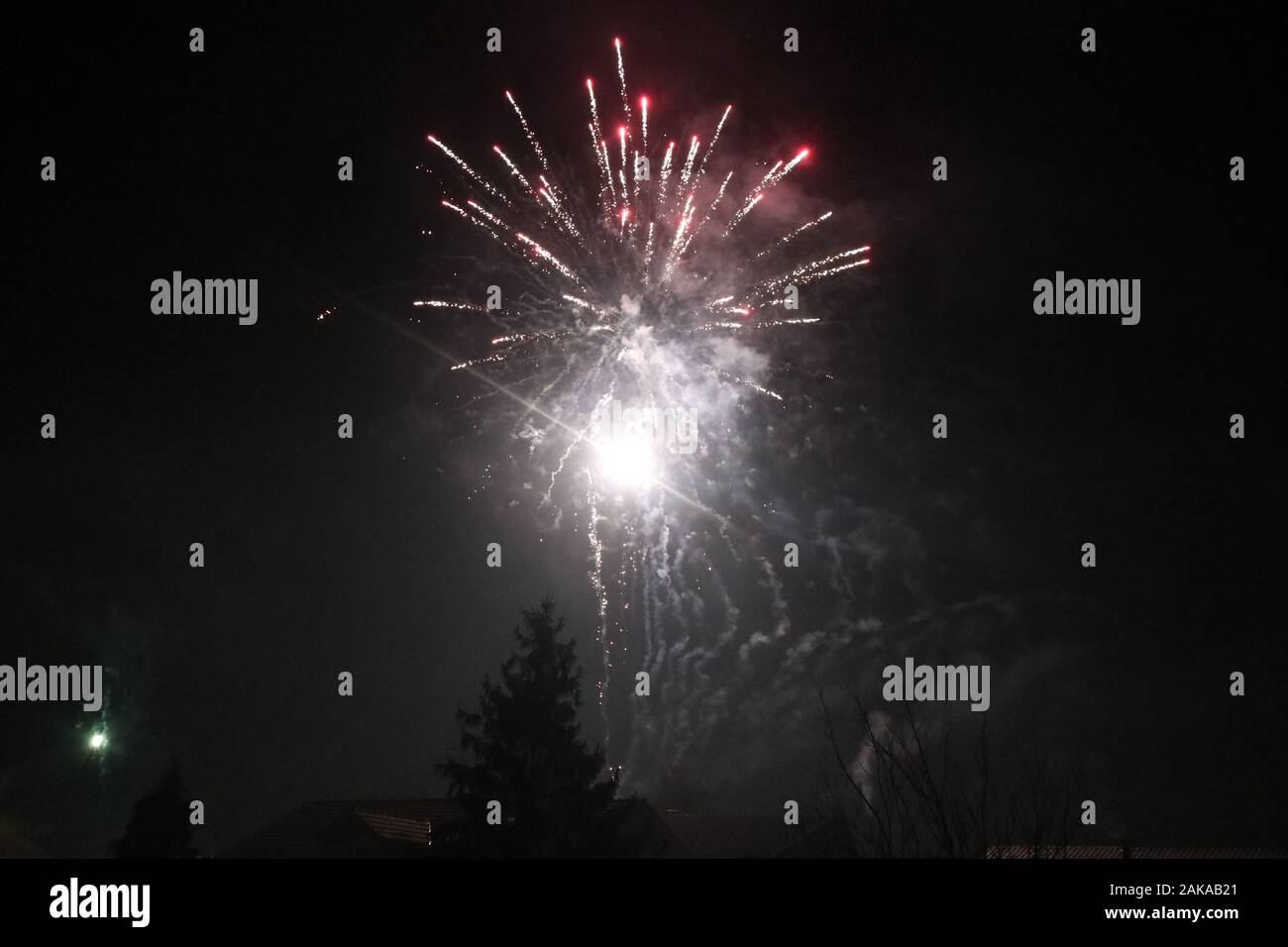 Schuss eines schönen Feuerwerks an einem neuen Jahre-Vorabend Stockfoto