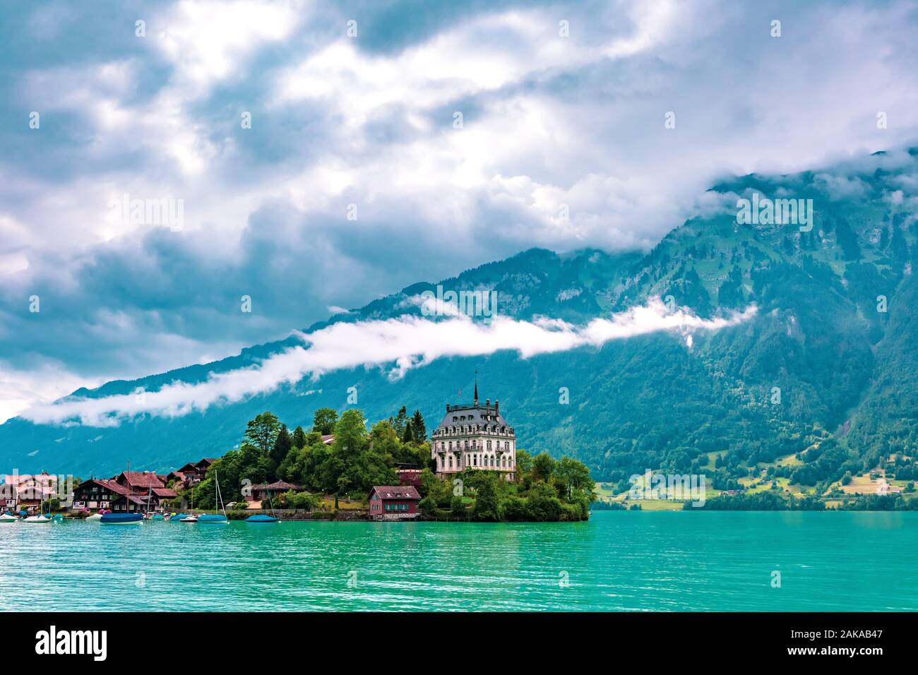 Blick Auf Die Halbinsel Und Der Ehemaligen Burg Und Den Brienzersee In blick-auf-die-halbinsel-und-der-ehemaligen-burg-und-den-brienzersee-in