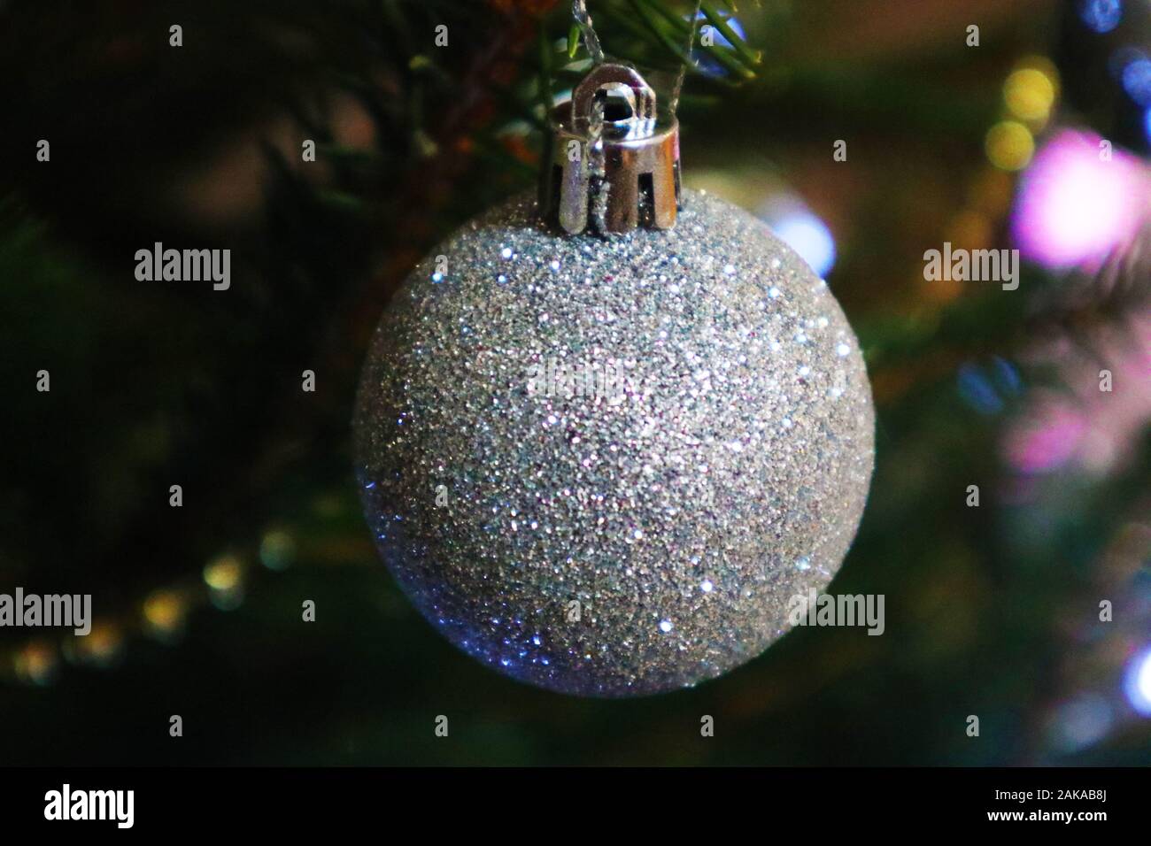 Schöner weihnachtsbaum und weihnachtsdekorationen, Lichter Stockfoto