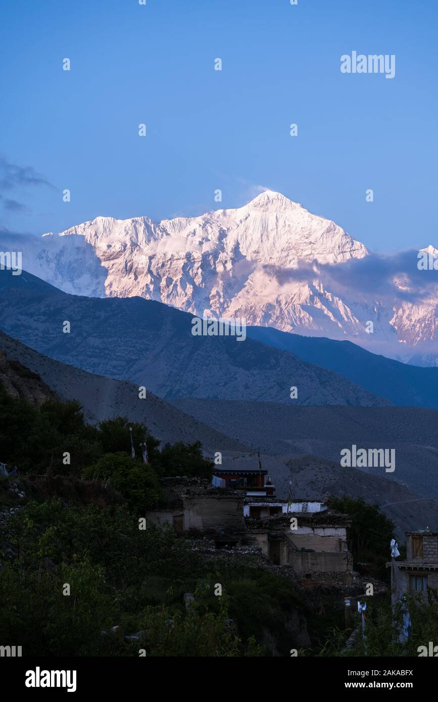 Nilgiri mount von Kagbeni Dorf gesehen, Mustang, Nepal. Stockfoto