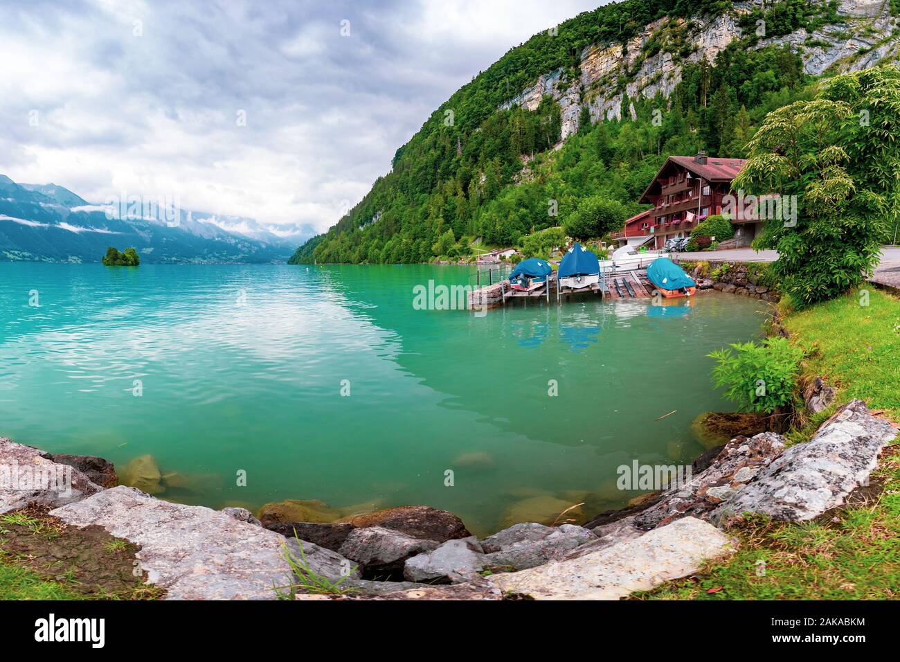 Traditionelles Haus aus Holz und Boote auf dem Brienzersee in Schweizer Dorf Iseltwald, Schweiz Stockfoto