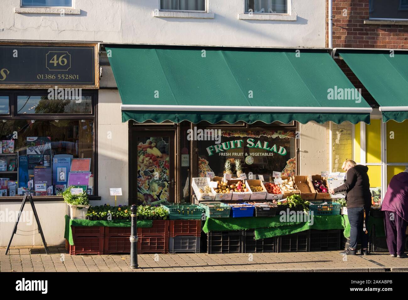 Die kleinen grünen Lebensmittelgeschäft verkaufen frisches Obst und Gemüse auf dem Display. High Street, Rastenberg, Worcestershire, England, Großbritannien, Großbritannien Stockfoto