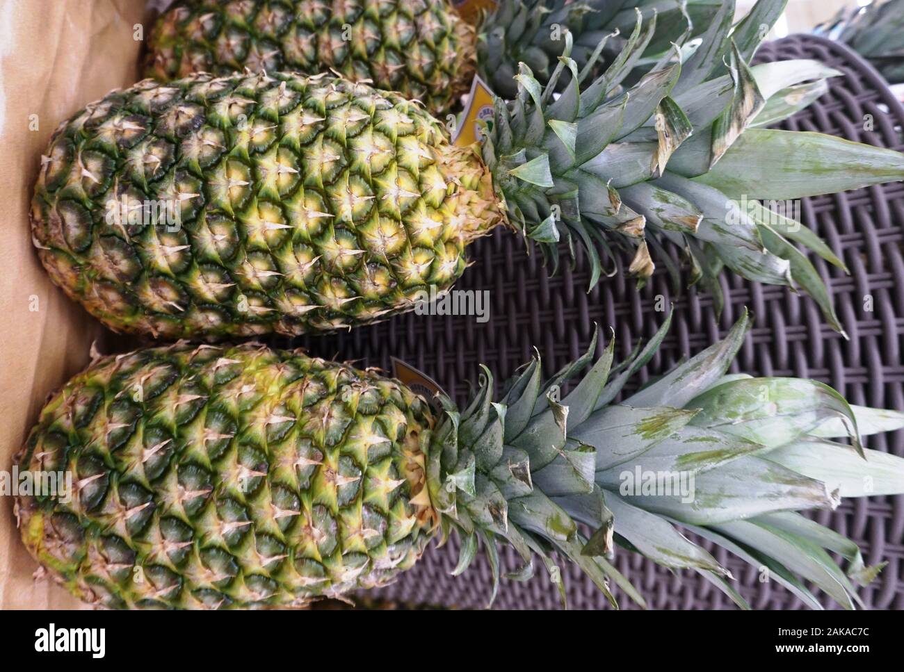 Große Reifen ganze Ananas in einem Supermarkt Stockfoto