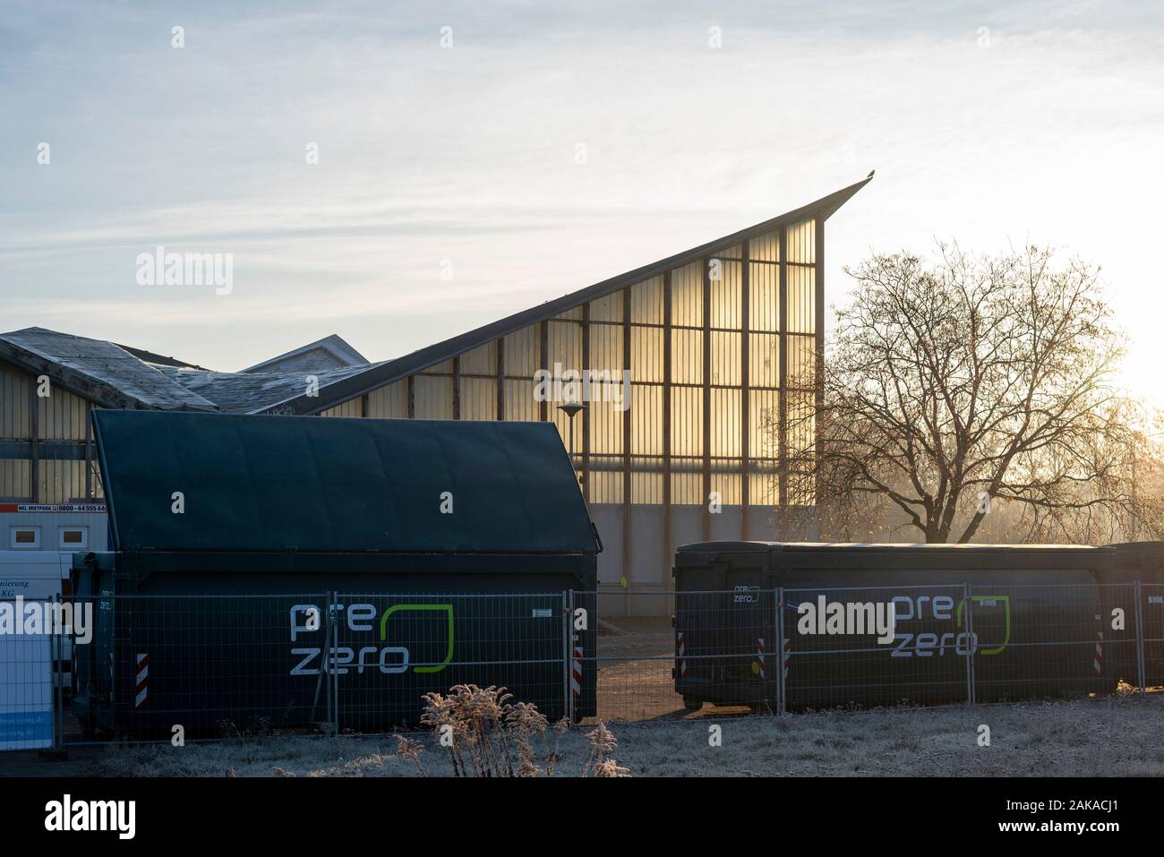 Magdeburg, Deutschland. 05 Dez, 2019. Vor dem hypar Shell sind Container für umweltschädliche Baustoffe. Das denkmalgeschützte Gebäude wird seit dieser Woche renoviert. Geplante Gesamtkosten: 17 Mio. EUR. Dem Plan zufolge sollen die Arbeiten im Sommer 2022 abgeschlossen sein. Quelle: Stephan Schulz/dpa-Zentralbild/ZB/dpa/Alamy leben Nachrichten Stockfoto