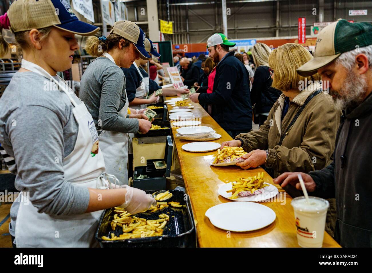 Harrisburg, PA/USA - Januar 6, 2020: frisch geschnittenen Pommes frites sind bei der jährlichen Farm Show in Harrisburg, Pennsylvania gedient und ist immer ein Publikumsliebling Stockfoto