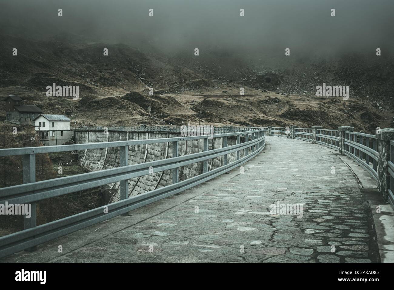 Berg Damm moody Landschaft - filmische Blick Bild Stockfoto