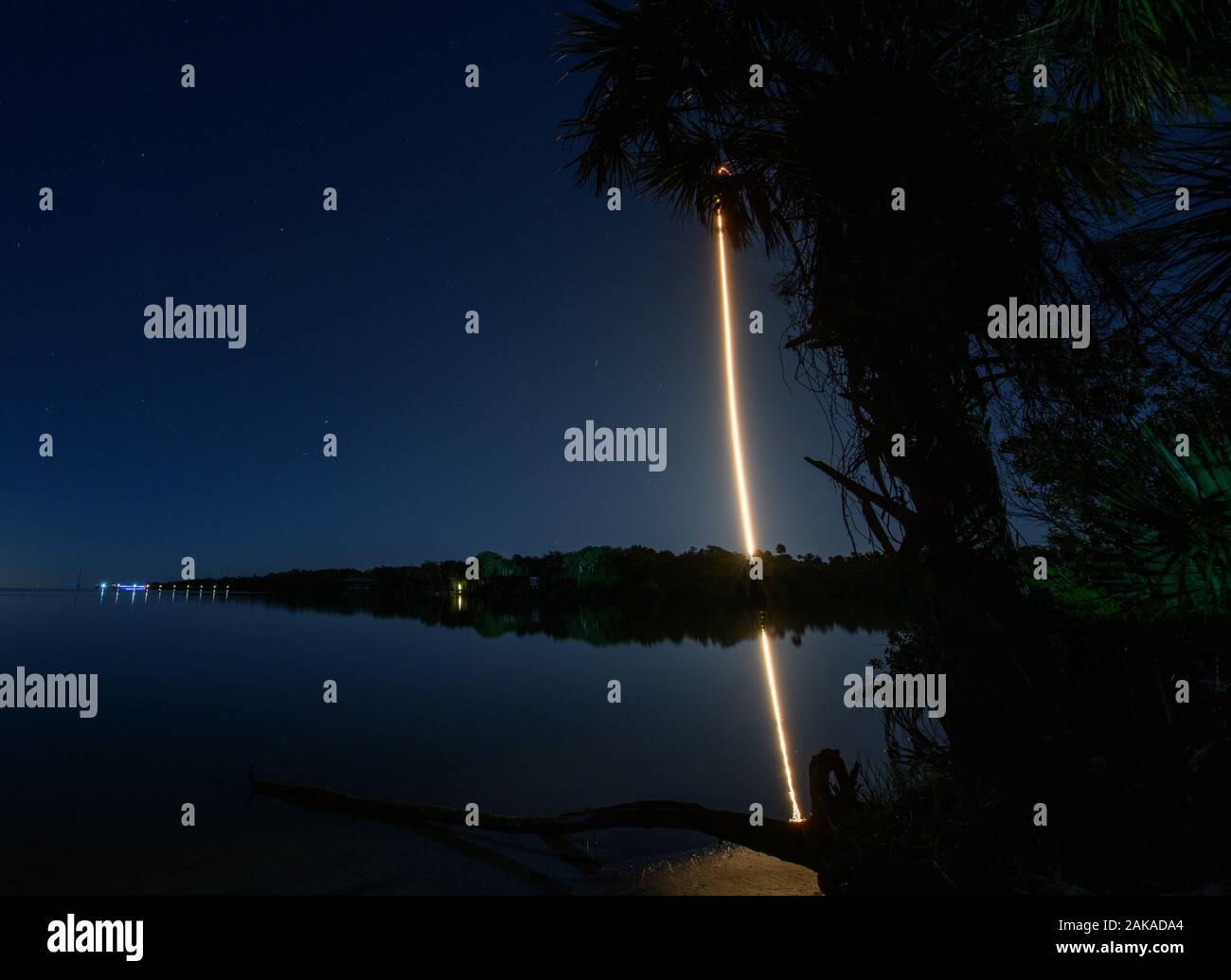 In einer Zeit, - Exposition eine Rakete hebt ab von Cape Canaveral Air Force Station in Florida. Stockfoto