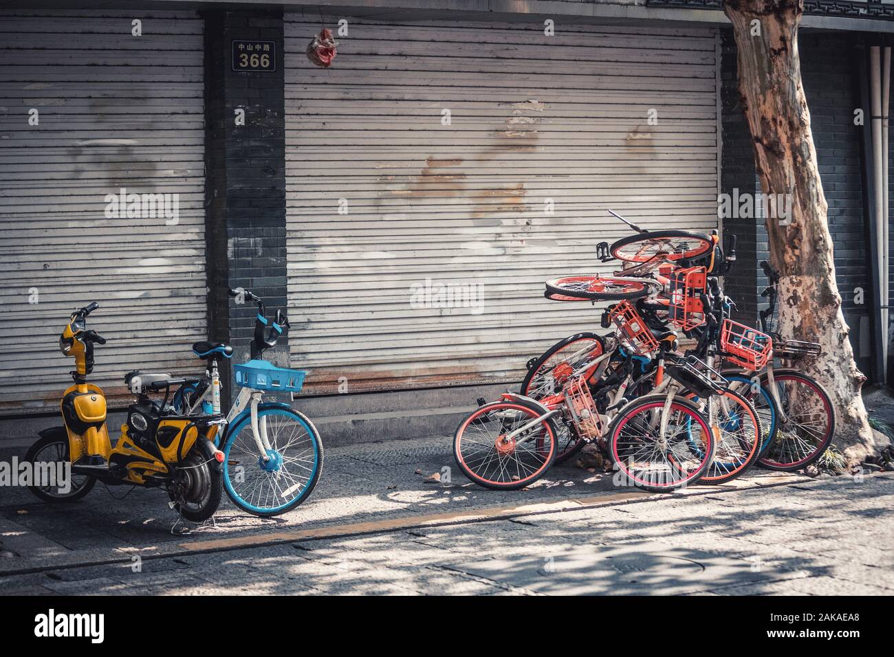 Stapel von Elektrofahrrädern auf dem Bürgersteig, Hangzhou Stockfoto