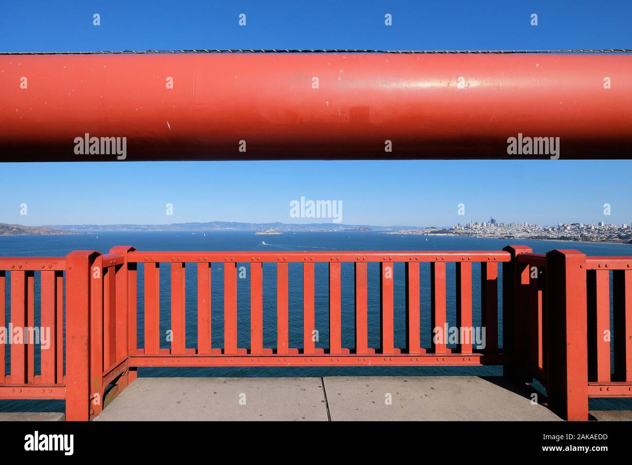 Rohrkonstruktion GelŠnder und der Golden Gate Bridge, San Francisco, Kalifornien, USA Stockfoto
