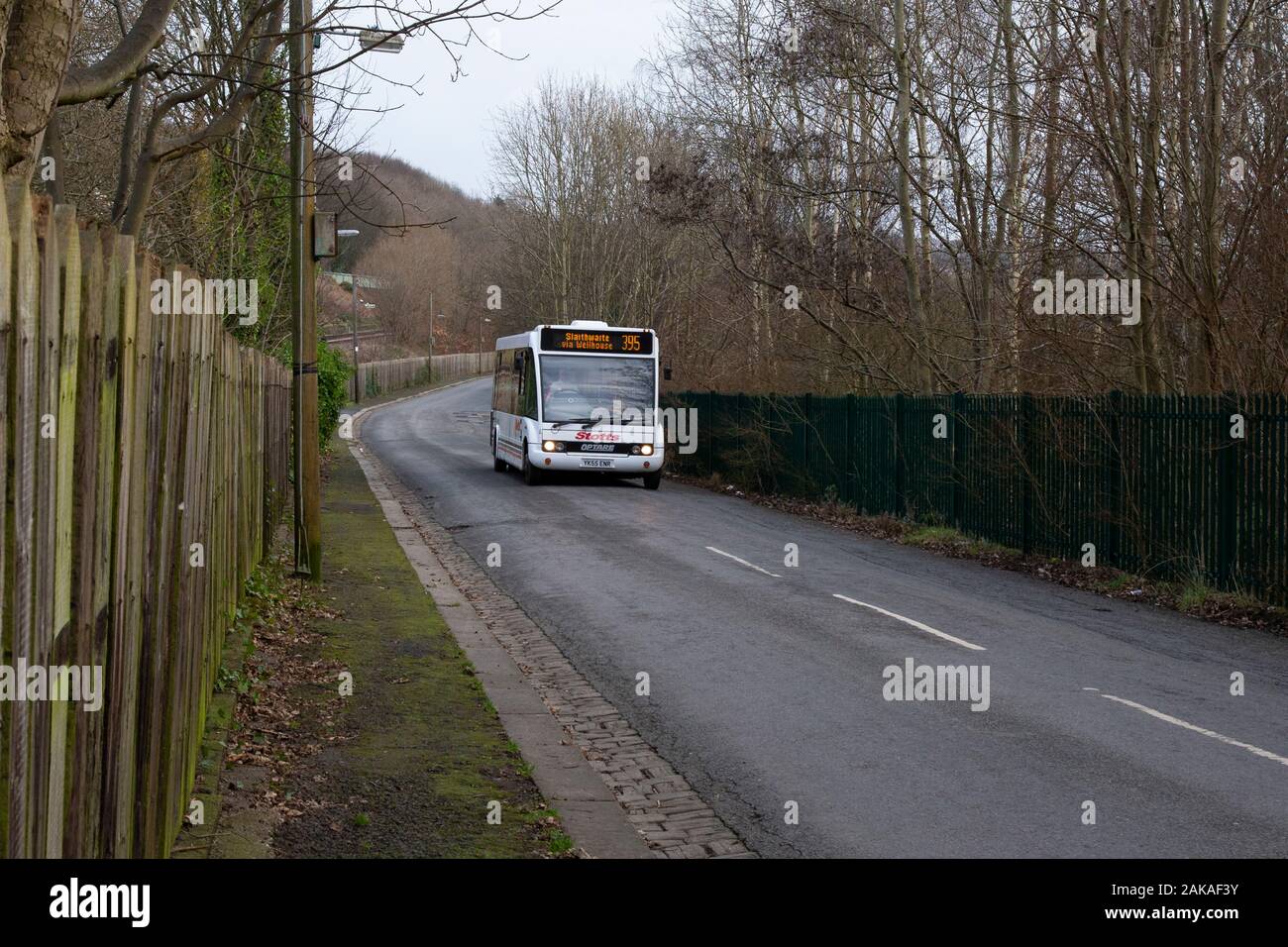 E. Stott & Söhne, niedrige zugänglich Bus entspricht PSVAR Verordnungen Betrieb der 395 lokalen Route in Huddersfield, West Yorkshire. GROSSBRITANNIEN Stockfoto