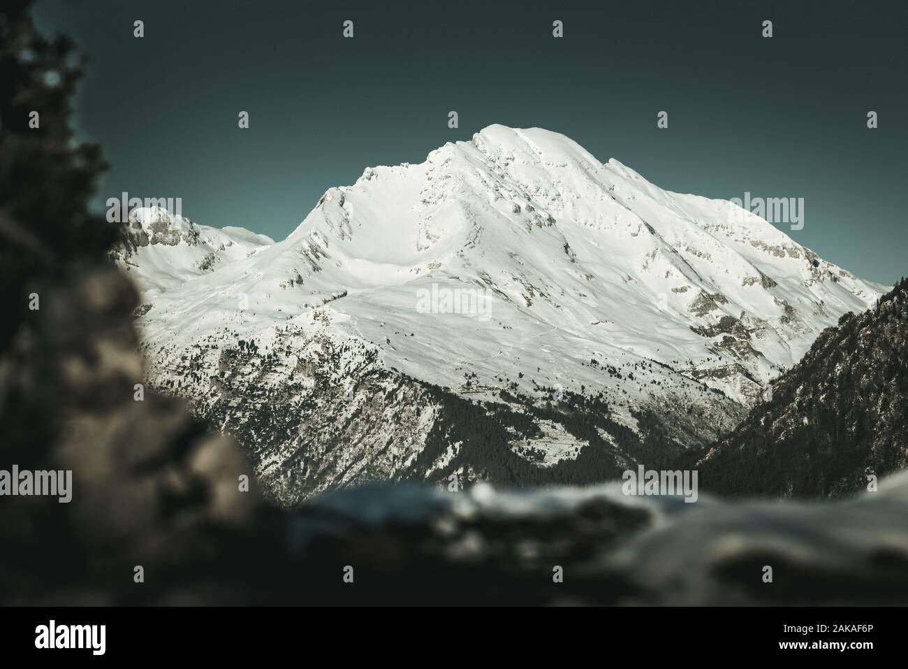 Snowy Mountain moody Landschaft - filmische Blick Bild Stockfoto